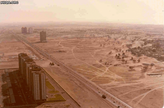 شارع الشيخ زايد بمدينة دبي في الإمارات العربية المتحدة سنة 1990